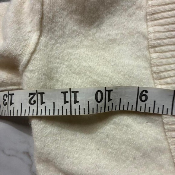 Y2K Women's Cream Abercrombie & Fitch sweater with elk embroidery - Picture 6 of 7